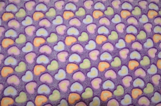 Deka mikroplyš 150x200 cm - srdce na fialové